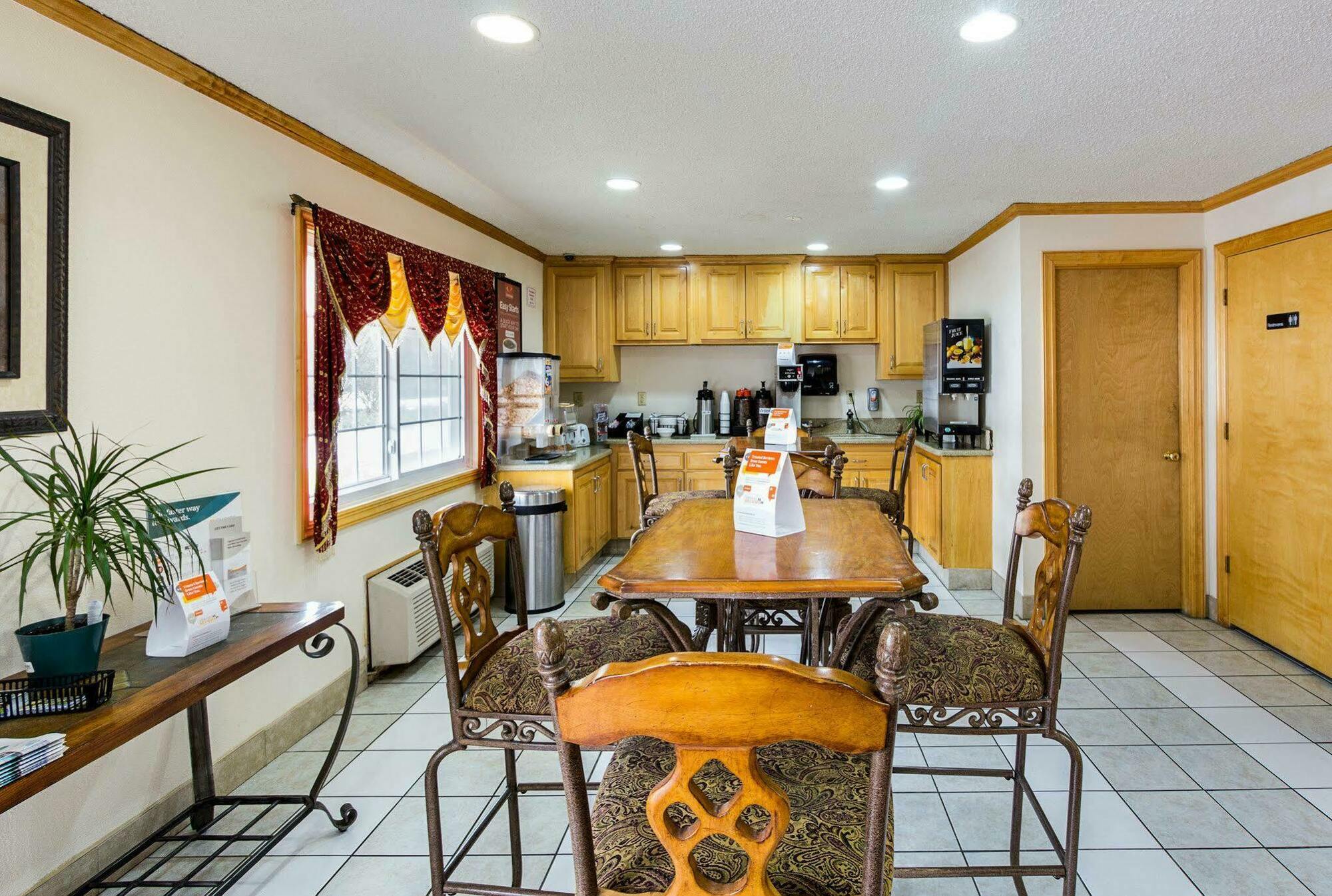 Rodeway Inn West Dodge Omaha Bagian luar foto